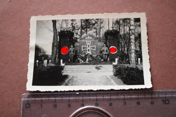 altes Foto - Kranzniederlegung am Ehrendenkmal - Sennelager ??? 1941